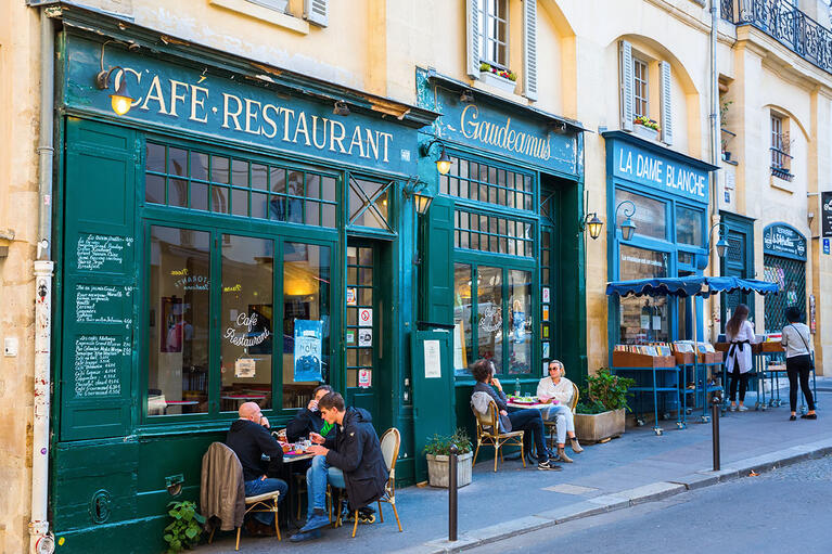 Menschen in Straßencafés im Quartier Latin in Paris