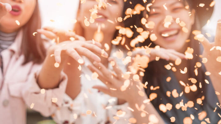 3 Frauen werfen Konfetti