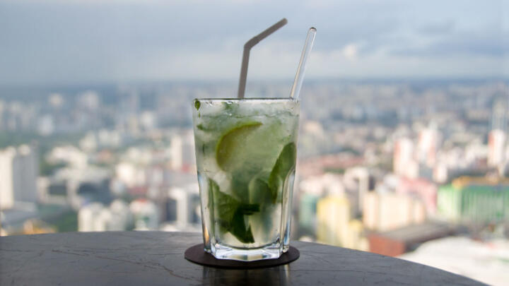 Cocktail im Vordergrund im Hintergrund Singapur