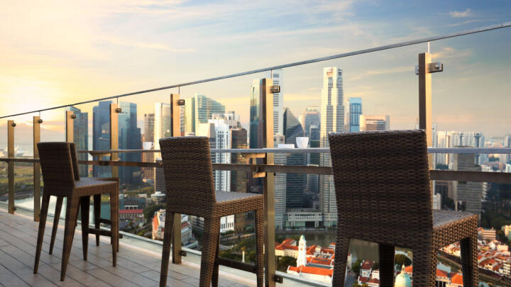 Rooftopbar mit Blick auf Singapur