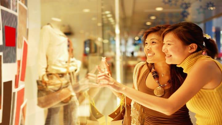 People window shopping