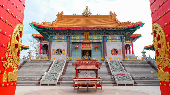 Wat Mangkon Kamalawat temple in Chinatown, Bangkok.