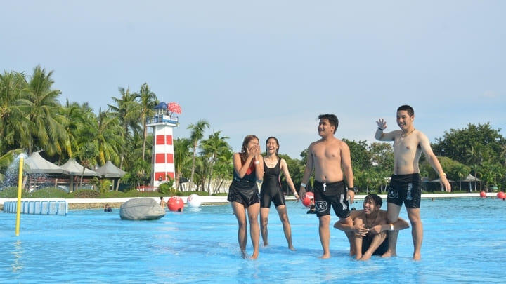Friends in the pool at Siam Amazing Park.