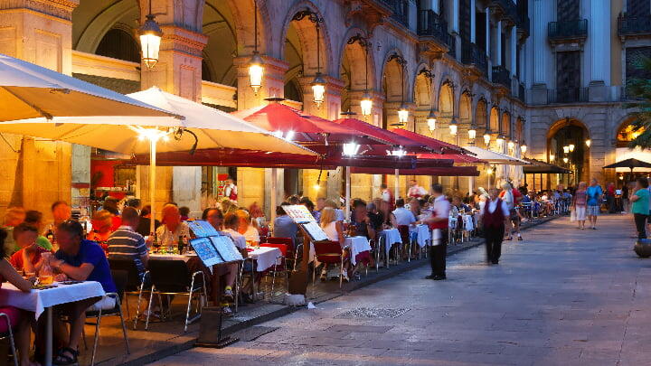 Outdoor seating at a restaurant in the Plaça Reial