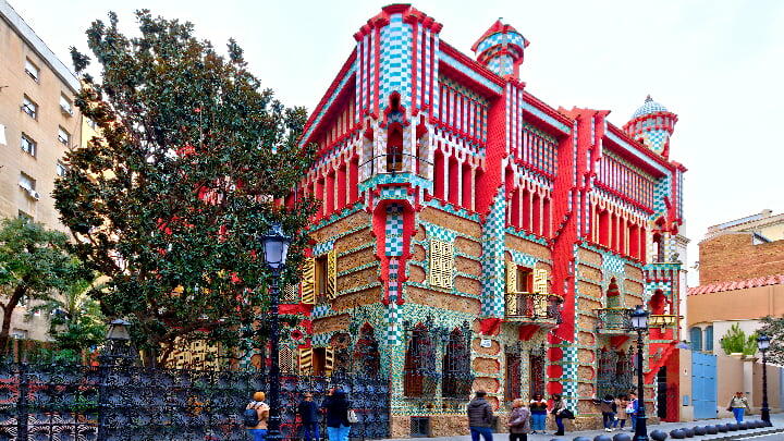 The vibrant Neo-Mudéjar exterior of Casa Vicens