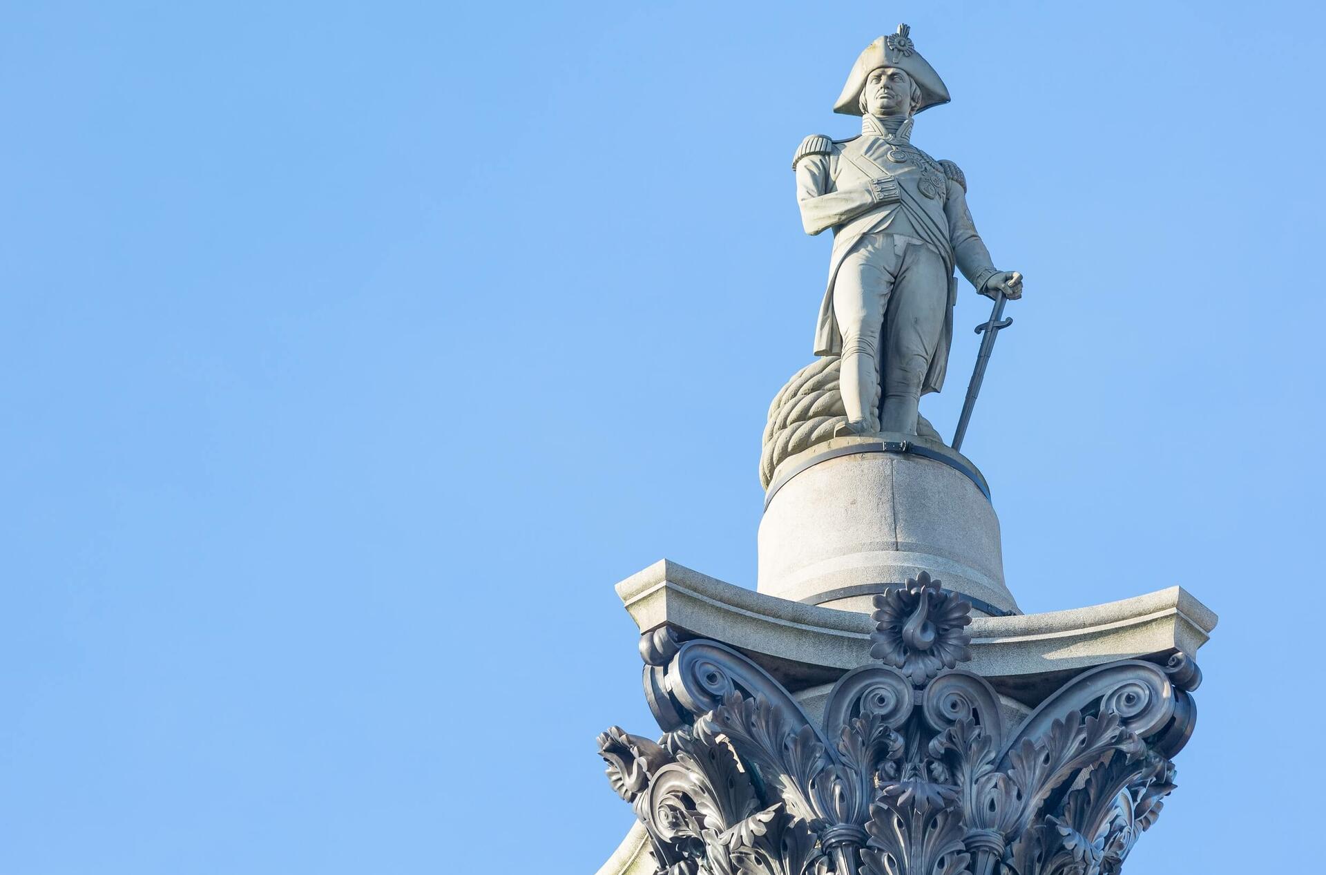 Площадь наполеона. Статуя капитана Нельсона. Statue of Admiral Nelson London. Статуя Наполеона в Лондоне. Памятник сэру Нельсону в Лондоне.