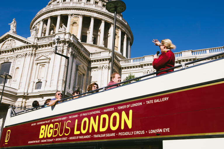 Ein Guide erzählt Wissenswertes über die Sehenswürdigkeiten Londons auf einer Hop-On-Hop-Off Bustour