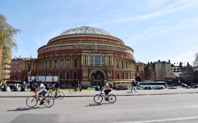 Fahrradfahrer radeln durch die Londoner Innenstadt